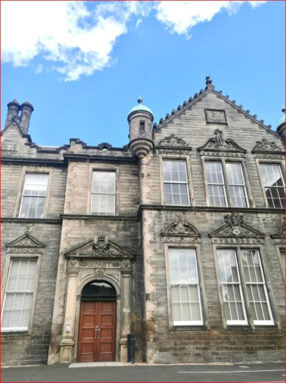 Central Mezzanine Apartment In Historic School Edinburgh Buitenkant foto